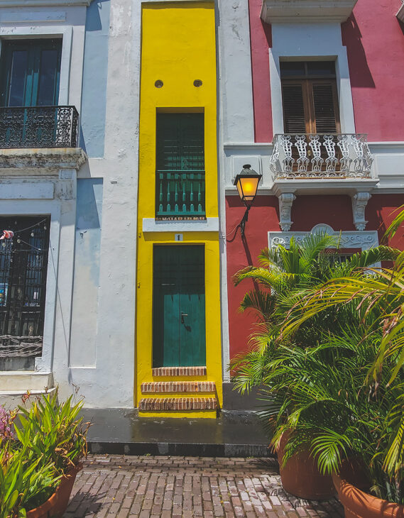 La Casa Estrecha Narrowest yellow building San Juan