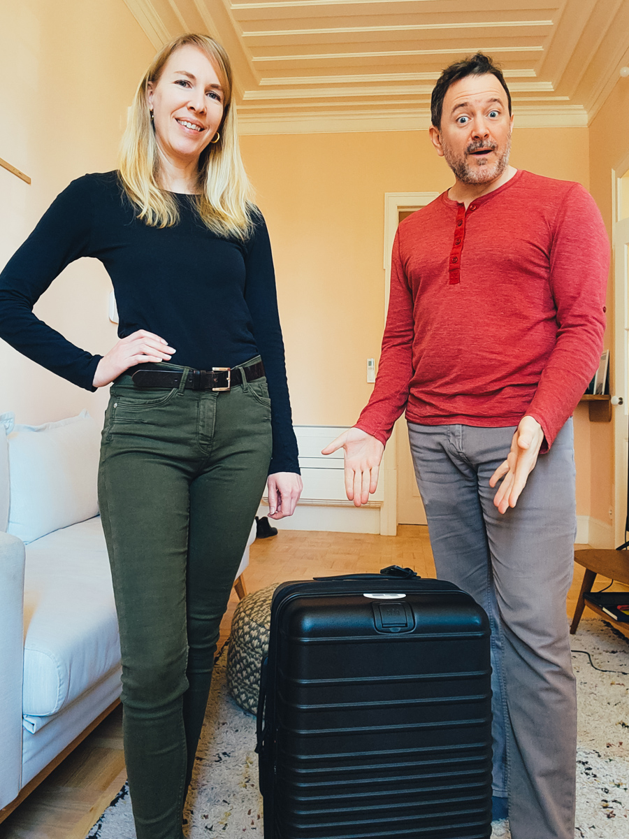 The Wandering Hartz posing with Beis Travel Luggage, Carry-on Roller