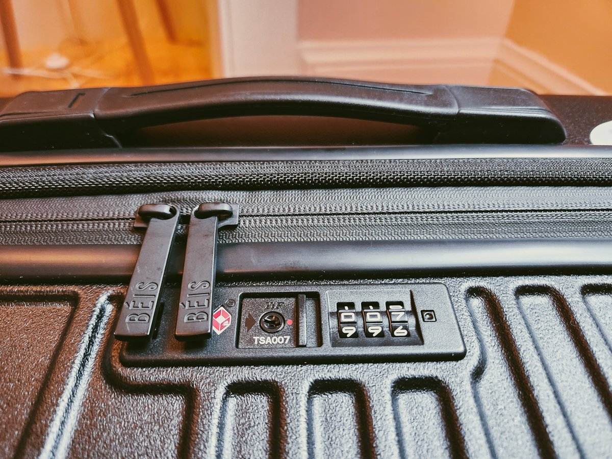 Close view of TSA locks and lay flat handle of Beis Carry-on Roller © Joel Hartz