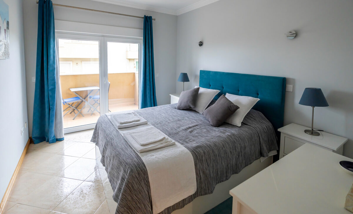 bright airy Bedroom with balcony in Portimao