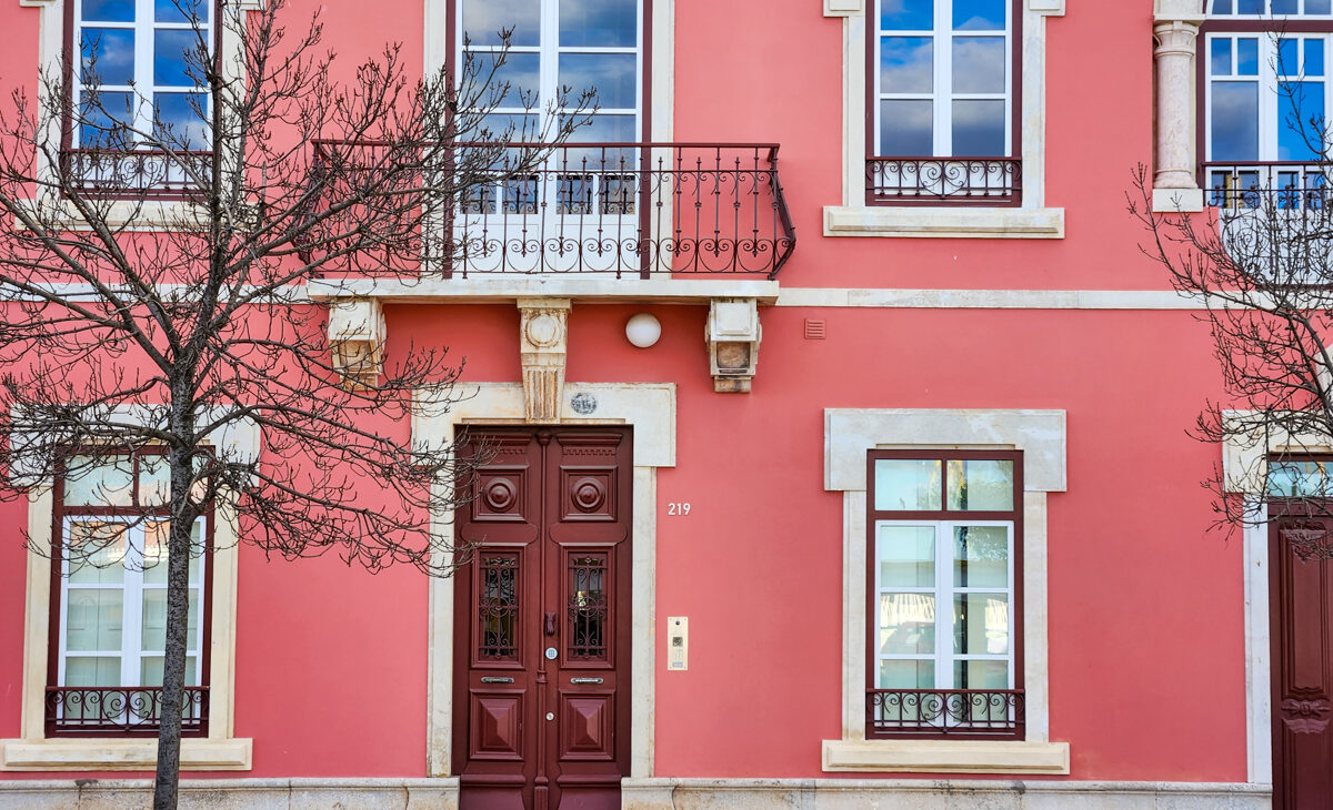Exterior view of a very pink building in Vila Real de Santo Antonio © Joel Hartz