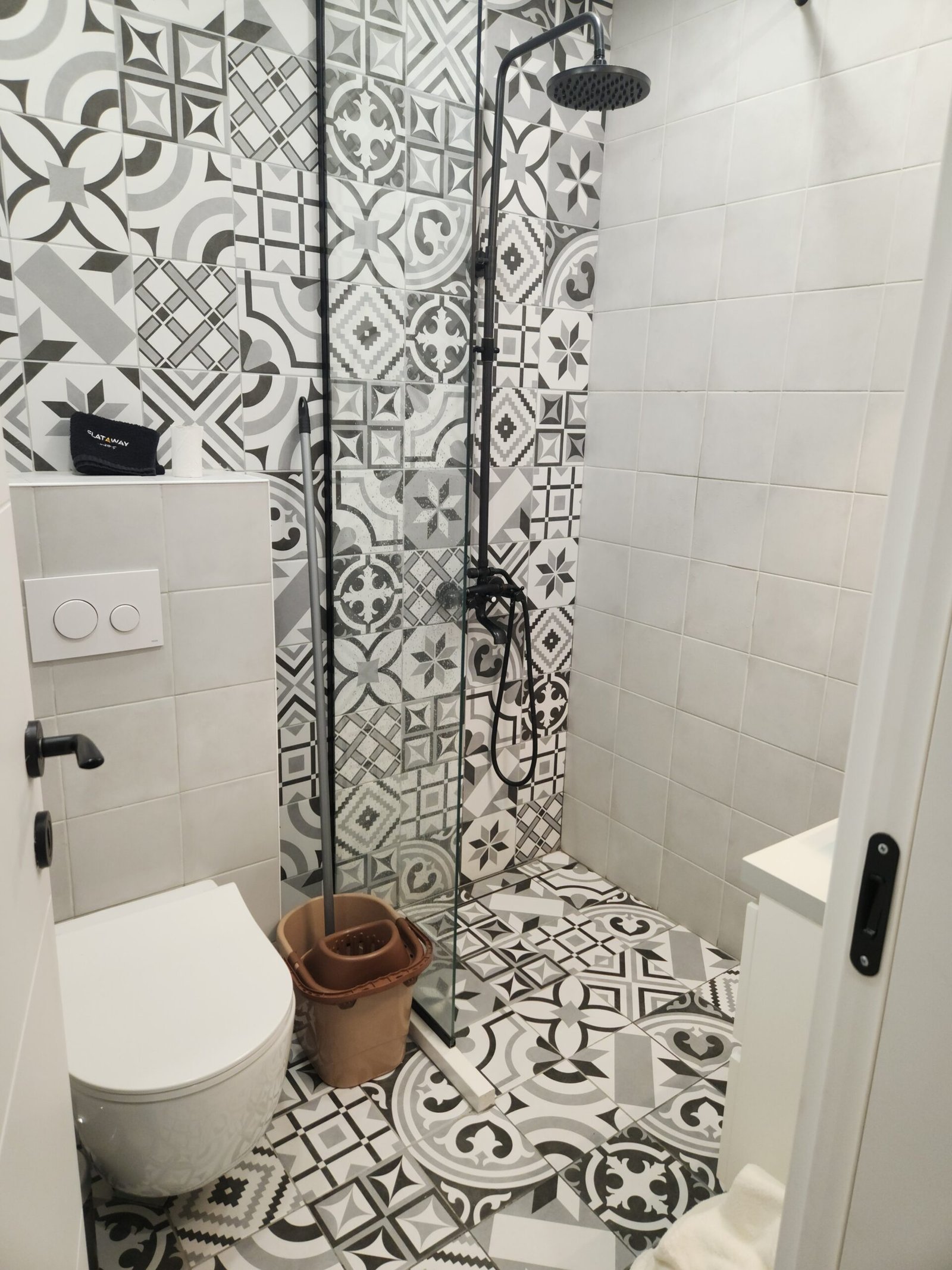 bathroom with tile